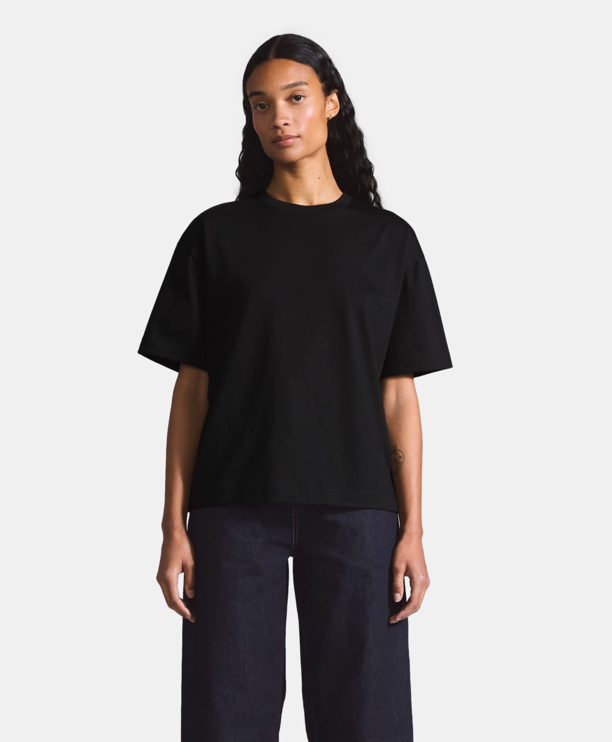 Playera Daily Blue Tab Levi's® — Negro · 003JL-0001
